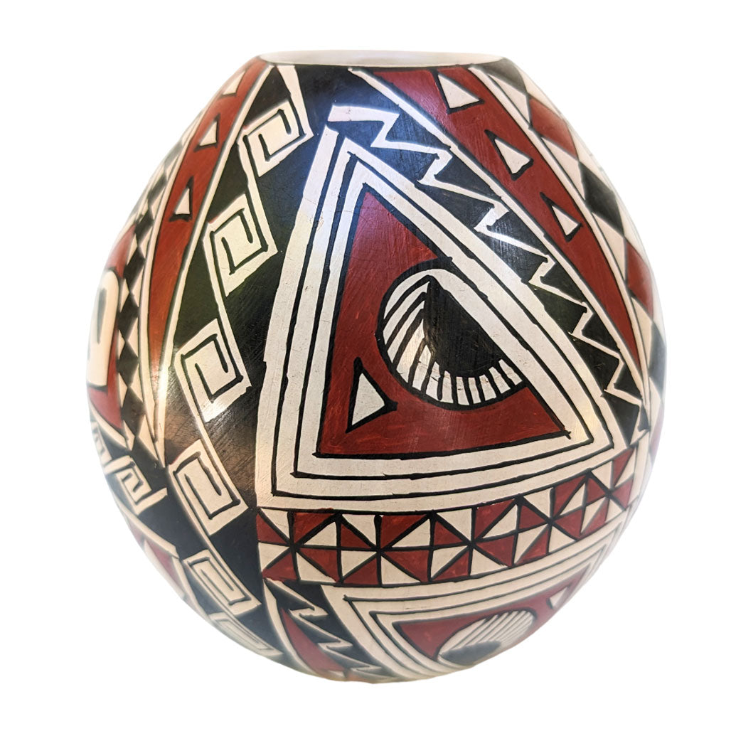 Mata Ortiz Graphic Design Pot by Sofia de Tekio